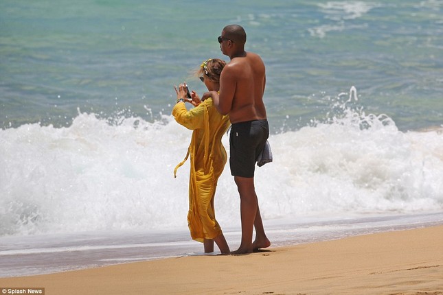 Vợ chồng Beyonce ngọt ngào tình tứ ở Hawaii ảnh 8