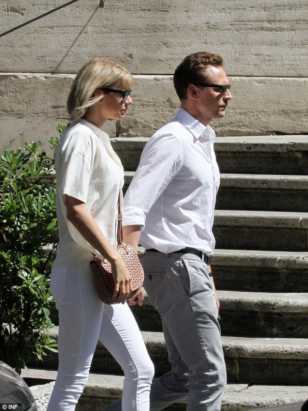 Taylor Swift và tình mới diện đồ đôi, nắm tay không rời ở Rome ảnh 4