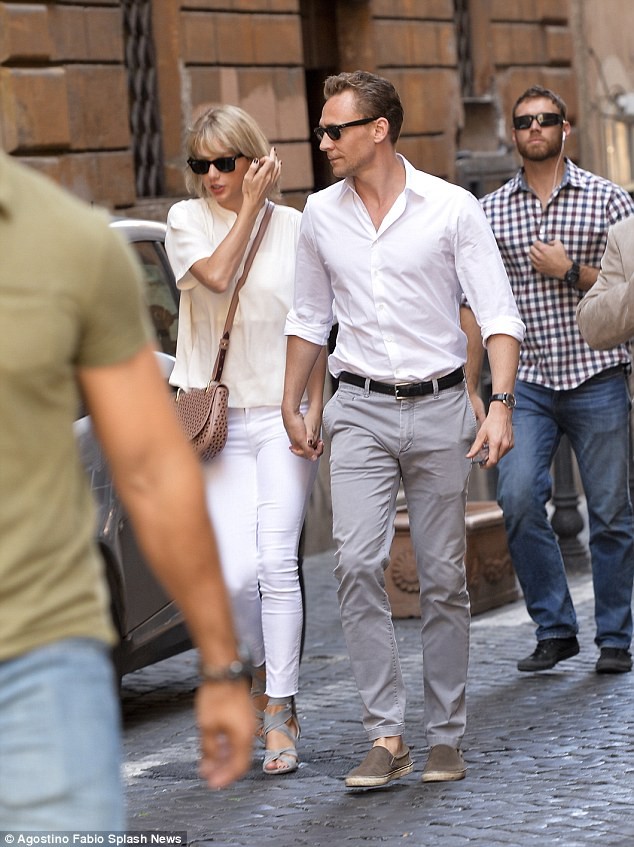 Taylor Swift và tình mới diện đồ đôi, nắm tay không rời ở Rome ảnh 3