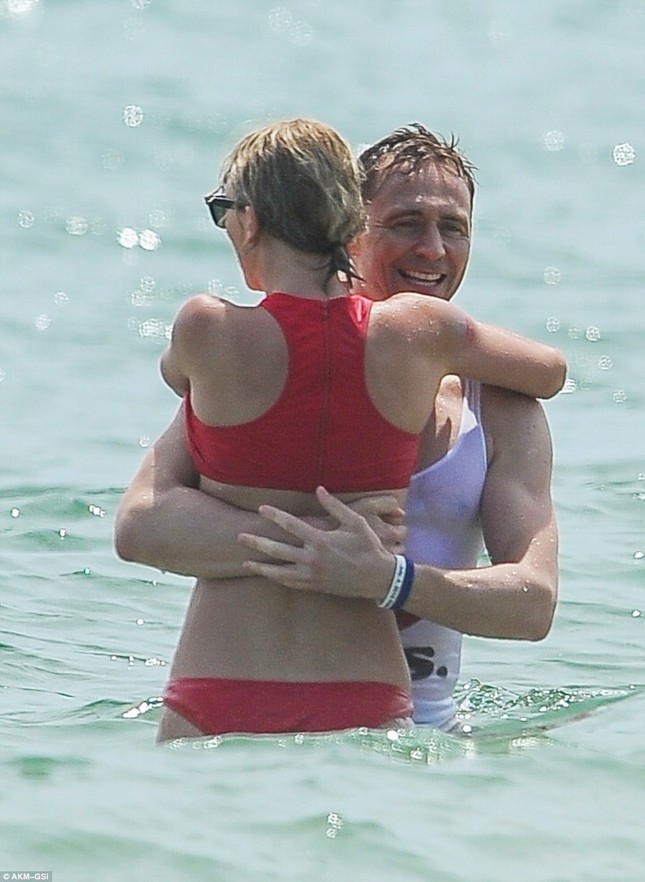 Taylor Swift cùng bạn trai vui vẻ với tiệc bikini trên biển ảnh 2