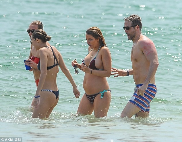Taylor Swift cùng bạn trai vui vẻ với tiệc bikini trên biển ảnh 7