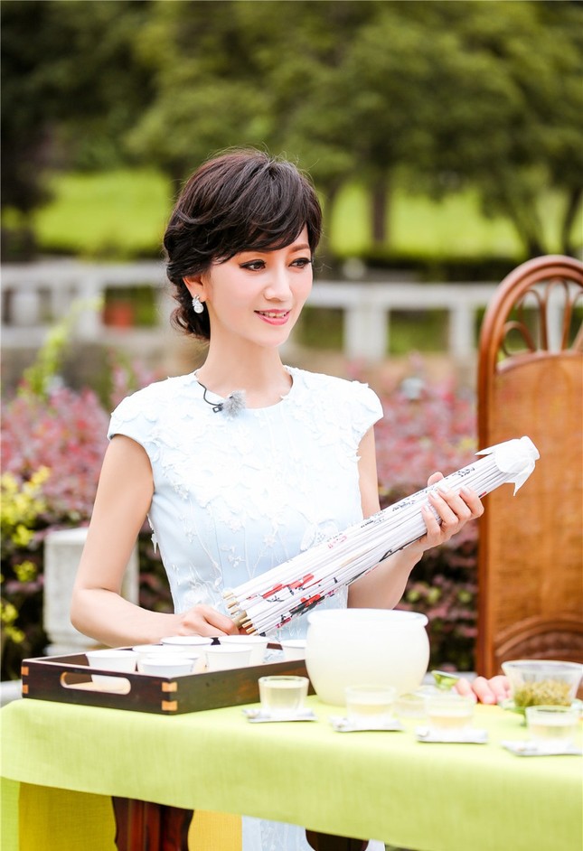 Nhan sắc trẻ ngỡ ngàng của Lưu Gia Linh và người đẹp ‘Bến Thượng Hải’ ảnh 2