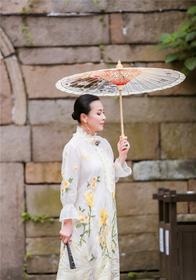 Nhan sắc trẻ ngỡ ngàng của Lưu Gia Linh và người đẹp ‘Bến Thượng Hải’ ảnh 9