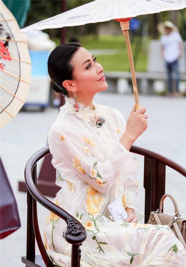 Nhan sắc trẻ ngỡ ngàng của Lưu Gia Linh và người đẹp ‘Bến Thượng Hải’ ảnh 8