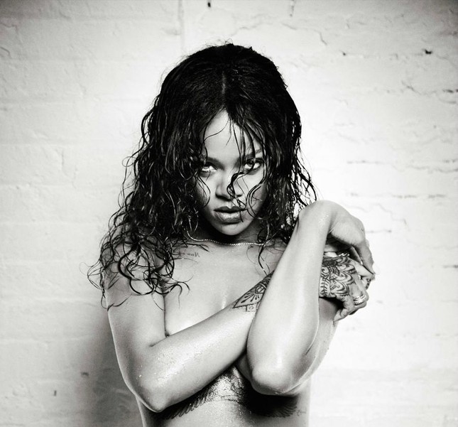 Ngắm đường cong ‘bỏng rẫy’ của nữ ca sĩ Rihanna ảnh 3
