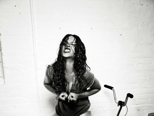 Ngắm đường cong ‘bỏng rẫy’ của nữ ca sĩ Rihanna ảnh 4