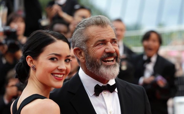 Sao Hollywood Mel Gibson sắp đón con thứ 9 với bạn gái kém 34 tuổi ảnh 1