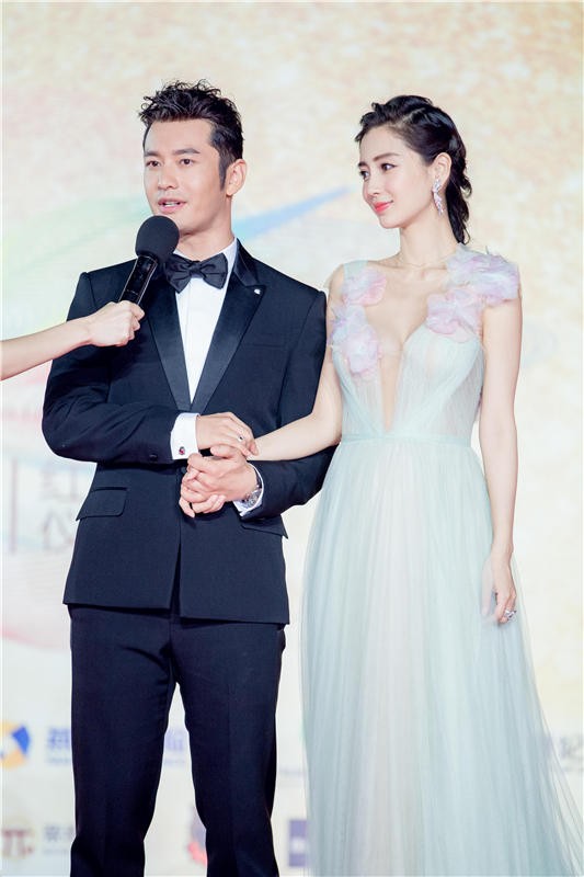 Diện váy hở sâu quá gợi cảm, Angelababy vinh dự nhận giải điện ảnh ảnh 5