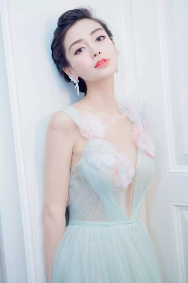 Diện váy hở sâu quá gợi cảm, Angelababy vinh dự nhận giải điện ảnh ảnh 2