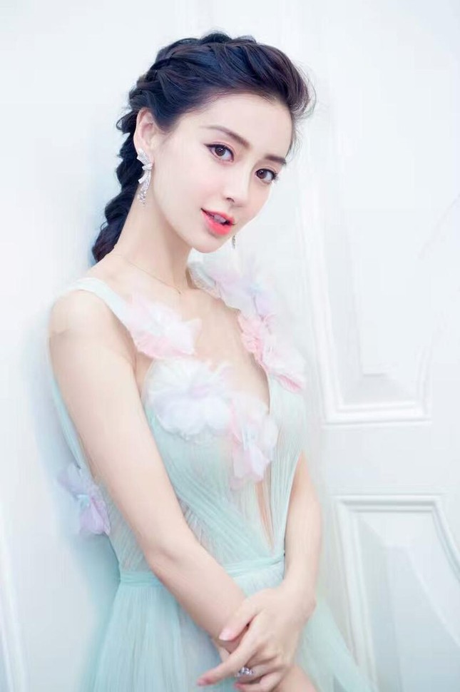 Diện váy hở sâu quá gợi cảm, Angelababy vinh dự nhận giải điện ảnh ảnh 1