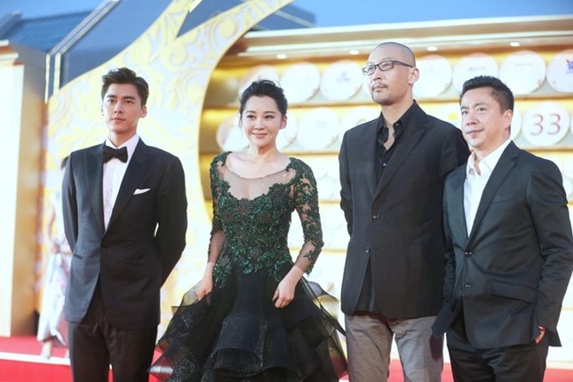 Diện váy hở sâu quá gợi cảm, Angelababy vinh dự nhận giải điện ảnh ảnh 11