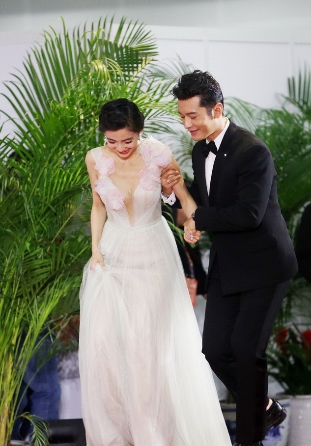Diện váy hở sâu quá gợi cảm, Angelababy vinh dự nhận giải điện ảnh ảnh 4