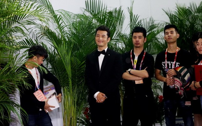 Diện váy hở sâu quá gợi cảm, Angelababy vinh dự nhận giải điện ảnh ảnh 7