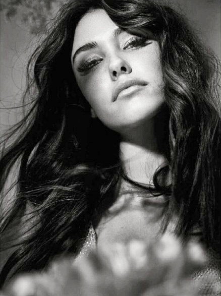 Vẻ đẹp ngọt ngào gợi cảm của ‘đóa hồng’ 17 tuổi Madison Beer ảnh 7