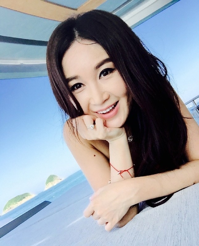Mỹ nhân Ôn Bích Hà 50 tuổi vẫn diện đầm trễ nải như thiếu nữ ảnh 13