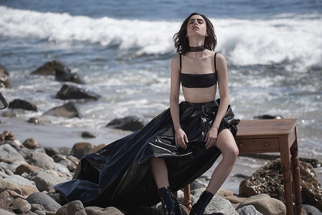 ‘Nàng Bạch Tuyết’ Lily Collins gây bất ngờ với phong cách táo bạo ảnh 14