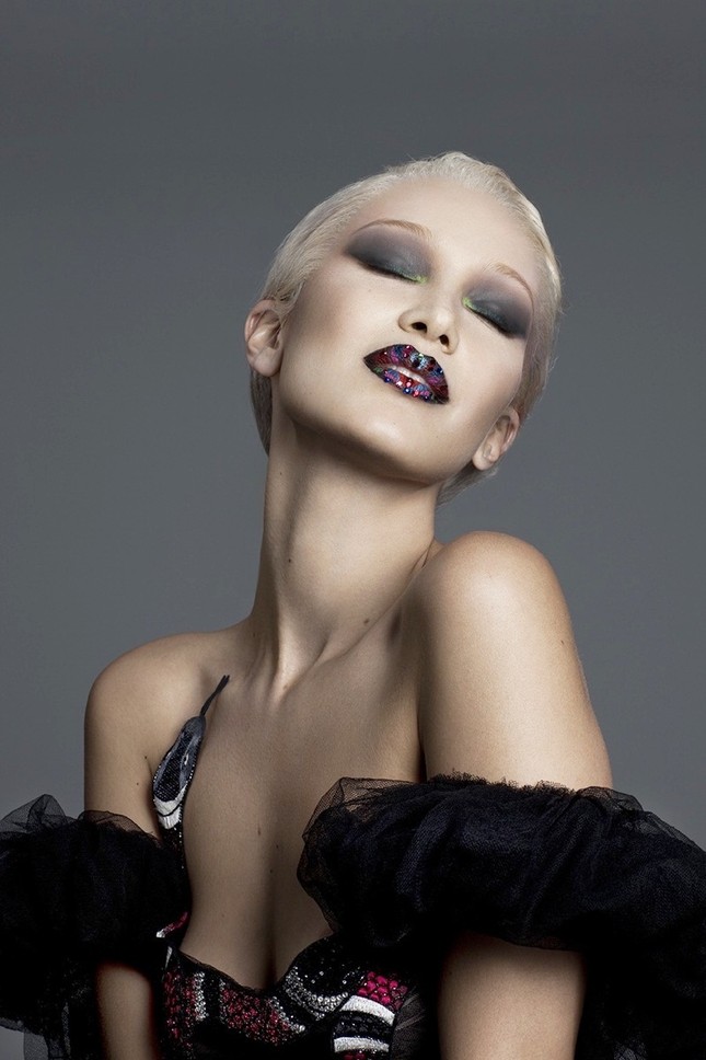 Ngỡ ngàng phong cách dữ dội, nổi loạn của nàng mẫu Bella Hadid ảnh 2