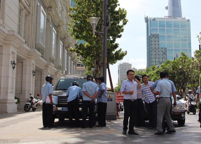 TPHCM 'xử' nhiều xe công đậu trên vỉa hè ảnh 3