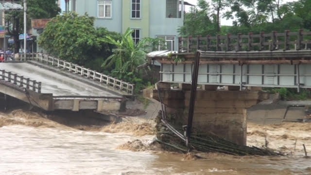 Lũ tàn phá Yên Bái: Sập cầu Suối Thia, chia cắt Trạm Tấu ảnh 1