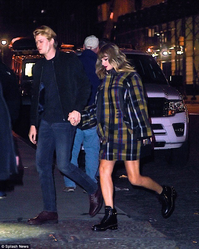 Taylor Swift lần đầu công khai nắm tay tình trẻ trên phố đông ảnh 2