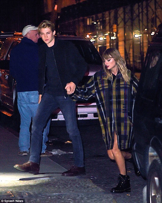 Taylor Swift lần đầu công khai nắm tay tình trẻ trên phố đông ảnh 1