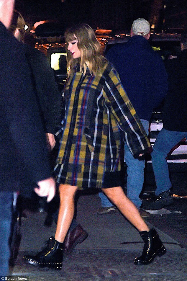 Taylor Swift lần đầu công khai nắm tay tình trẻ trên phố đông ảnh 3