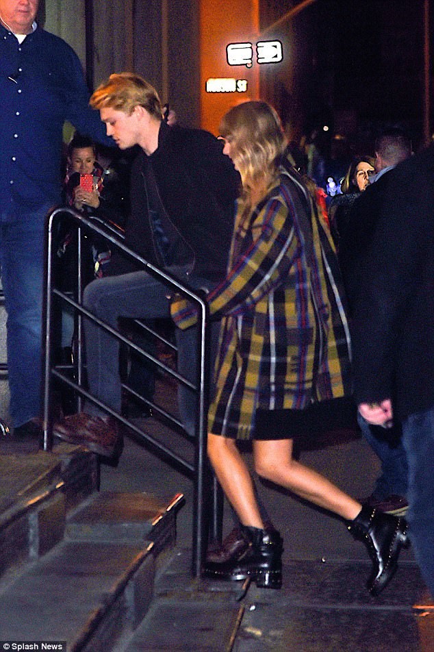 Taylor Swift lần đầu công khai nắm tay tình trẻ trên phố đông ảnh 7