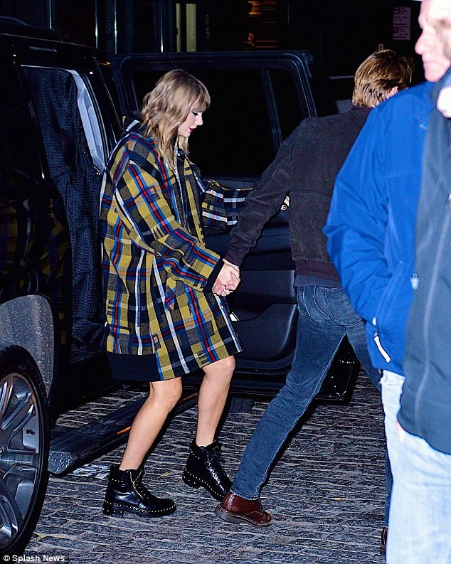 Taylor Swift lần đầu công khai nắm tay tình trẻ trên phố đông ảnh 5
