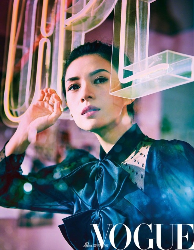 Chương Tử Di kiêu sa sang trọng trên Vogue đầu năm 2018 ảnh 4