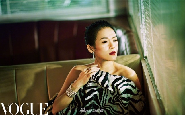 Chương Tử Di kiêu sa sang trọng trên Vogue đầu năm 2018 ảnh 3