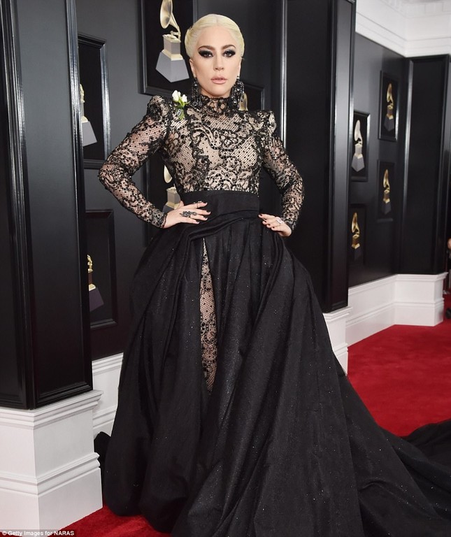 Rita Ora diện váy siêu xẻ quyến rũ hút hồn trên thảm đỏ Grammy ảnh 11
