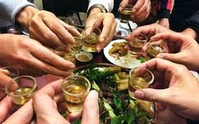 Uống rượu ngày Tết bị ngộ độc nên làm gì? ảnh 1