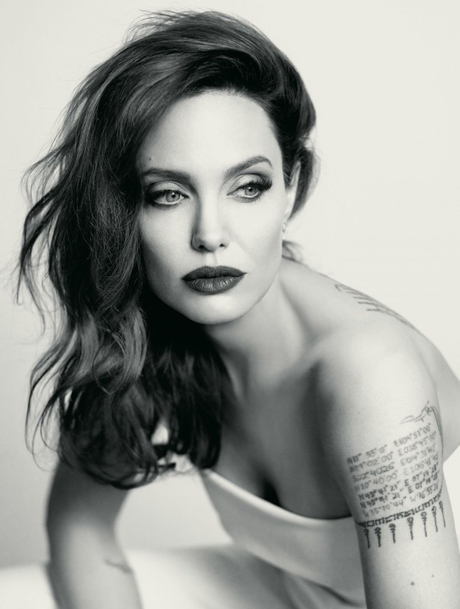 Angelina Jolie siêu quyến rũ với thần thái mê hoặc ảnh 4