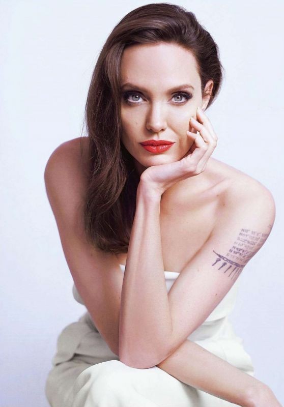Angelina Jolie siêu quyến rũ với thần thái mê hoặc ảnh 1