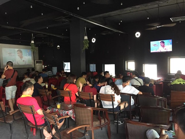 Cổ động viên tiếc nuối khi Việt Nam thua ở loạt penalty ảnh 15