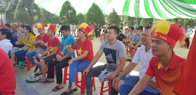 Cổ động viên tiếc nuối khi Việt Nam thua ở loạt penalty ảnh 21