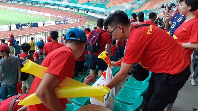 Cổ động viên tiếc nuối khi Việt Nam thua ở loạt penalty ảnh 39