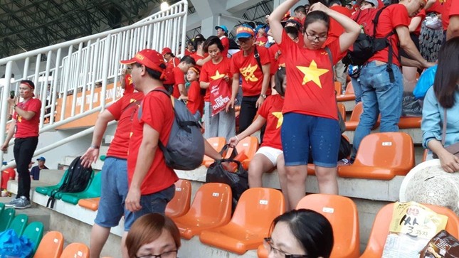 Cổ động viên tiếc nuối khi Việt Nam thua ở loạt penalty ảnh 40