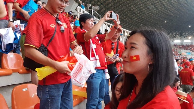 Cổ động viên tiếc nuối khi Việt Nam thua ở loạt penalty ảnh 42