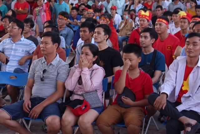 Cổ động viên tiếc nuối khi Việt Nam thua ở loạt penalty ảnh 44