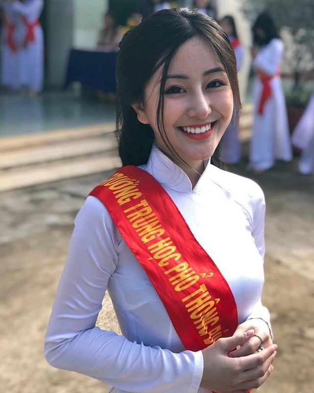 Hot girl biết điểm thi THPT quốc gia: Người ăn mừng, kẻ lo lắng ảnh 1