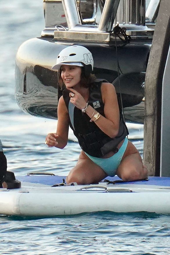 Bella Hadid diện bikini đùa giỡn sóng biển ảnh 8