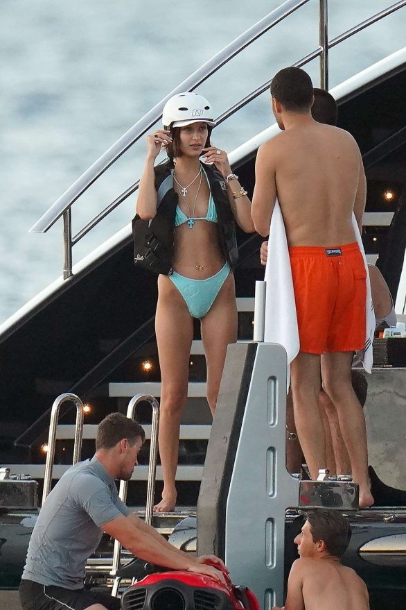 Bella Hadid diện bikini đùa giỡn sóng biển ảnh 7
