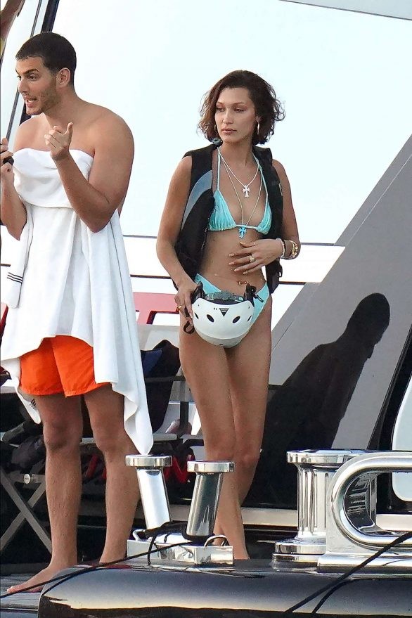 Bella Hadid diện bikini đùa giỡn sóng biển ảnh 6