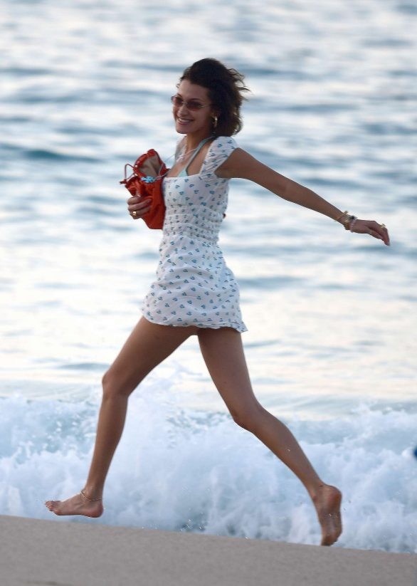 Bella Hadid diện bikini đùa giỡn sóng biển ảnh 12