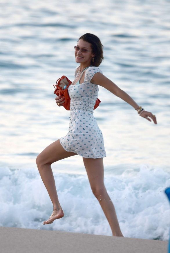 Bella Hadid diện bikini đùa giỡn sóng biển ảnh 11