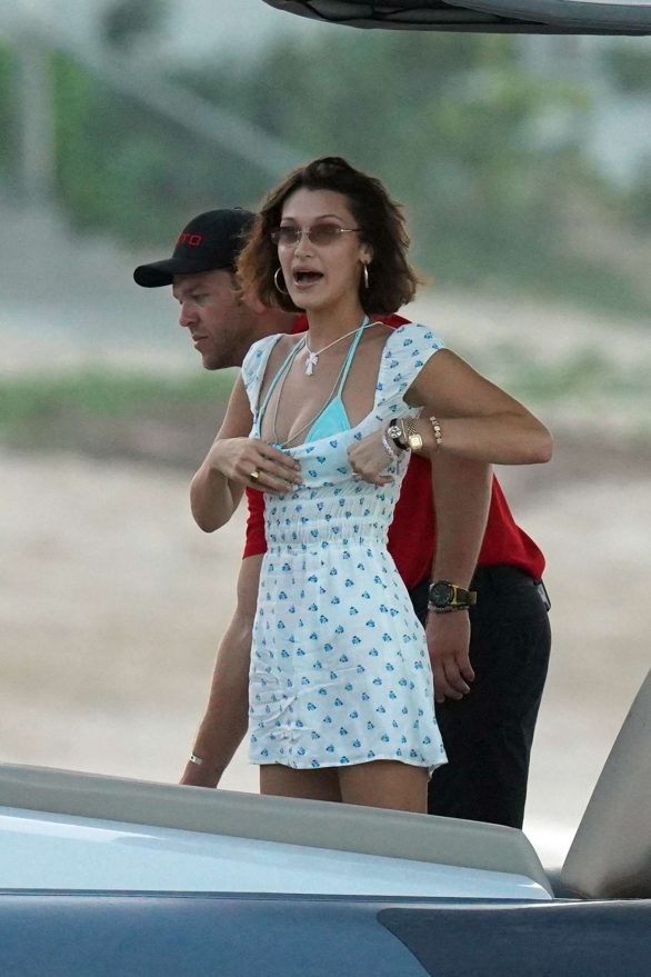 Bella Hadid diện bikini đùa giỡn sóng biển ảnh 14