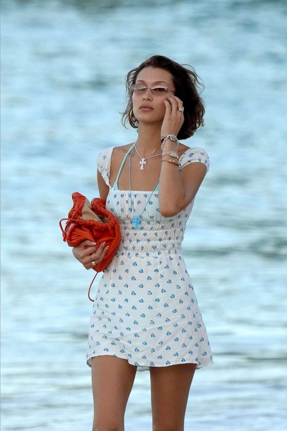 Bella Hadid diện bikini đùa giỡn sóng biển ảnh 16