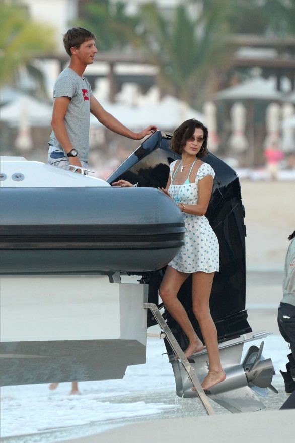 Bella Hadid diện bikini đùa giỡn sóng biển ảnh 17