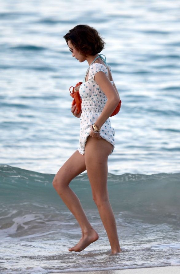 Bella Hadid diện bikini đùa giỡn sóng biển ảnh 23